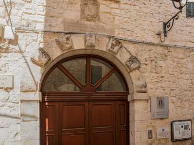 ...caratterizzato per la presenza di Palazzo Monacelle. Questo edificio oggi ospita una biblioteca ma alla fine del 700 fu la sede del primo conservatorio della terra di Bari